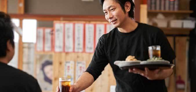 飲食店で料理を提供する様子