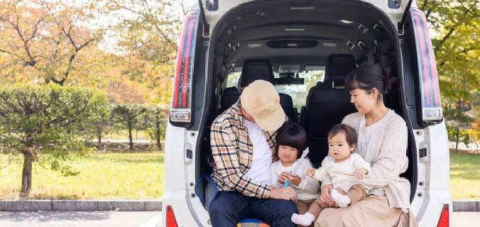 車ででかける家族の様子