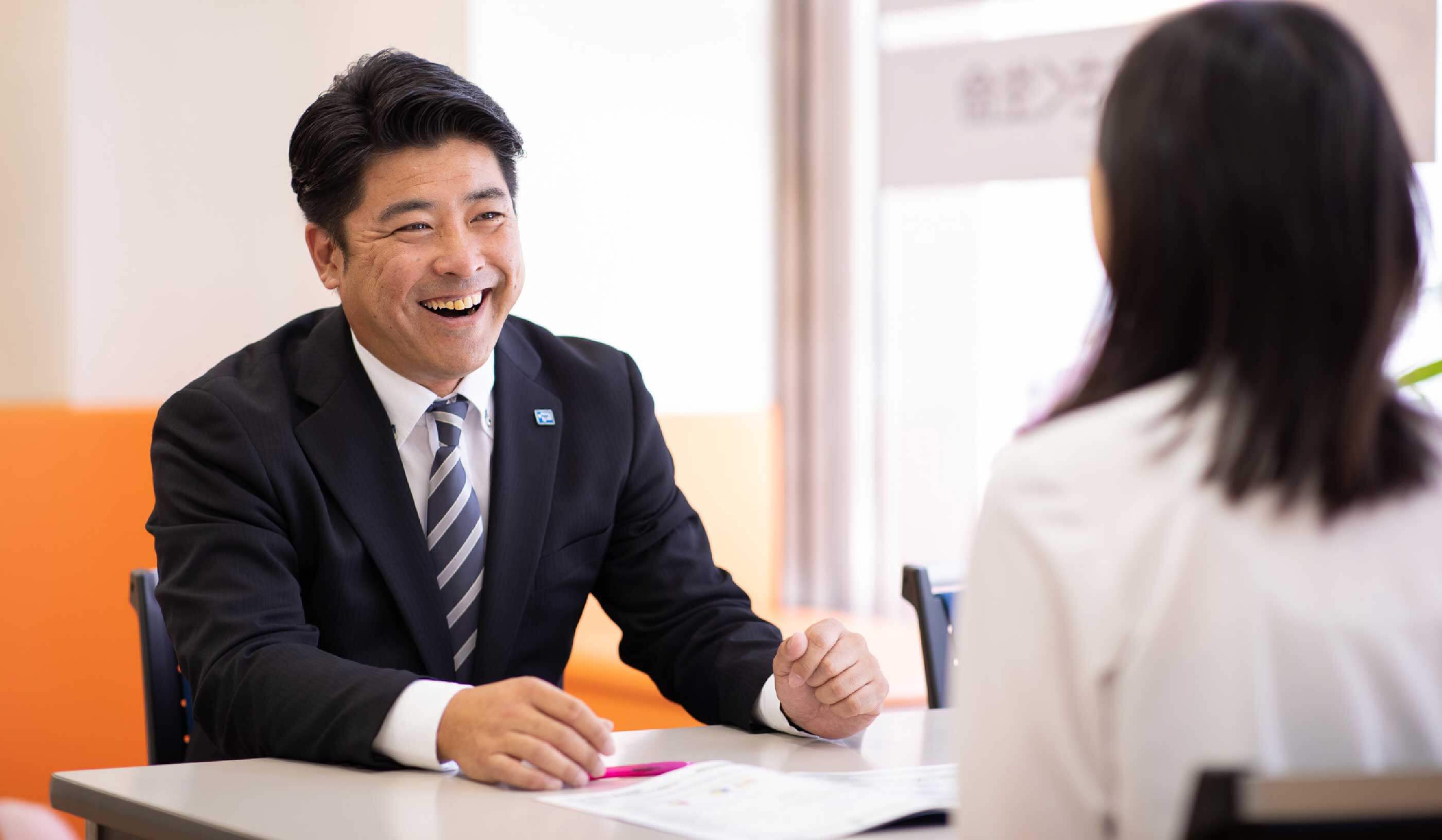 お客様と笑顔で話す男性スタッフ